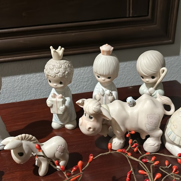 Precious Moment 12 piece Nativity Set. - Picture 4 of 10